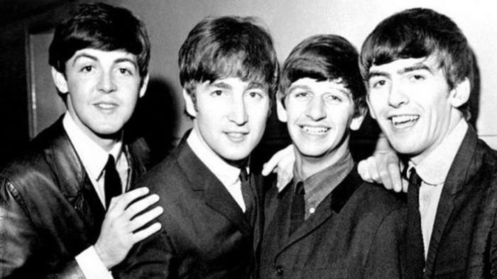 Arti-lagu-I-Want-To-Hold-Your-Hand-yang-dipopulerkan-oleh-grup-band-The-Beatles.jpg