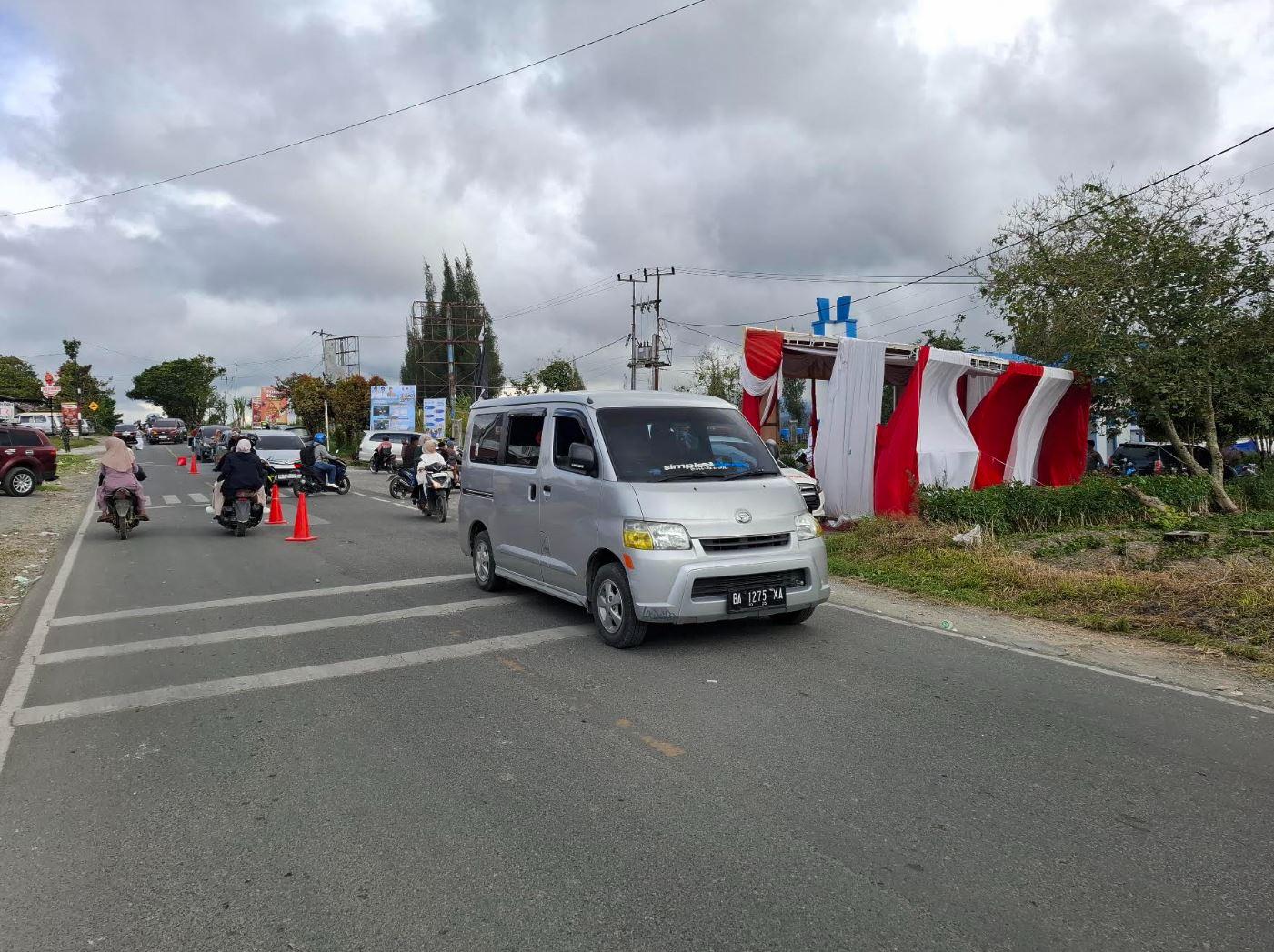 Arus Lalu Lintas Ramai Lancar di Jalan Lintas Padang-Muara Labuh H+5 Lebaran