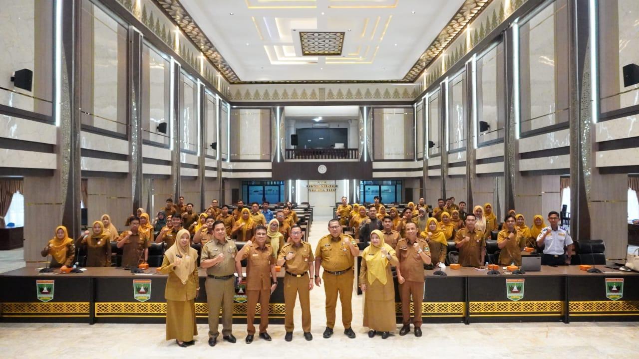 Asisten-Administrasi-Umum-Setda-Provinsi-Sumbar-Medi-Iswandi-bersama-para-ASN-Generasi-Z.jpg