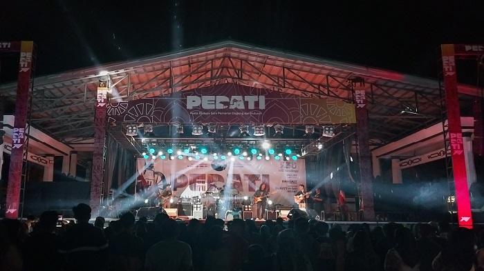 Aurora-Band-Sukses-Goyang-Panggung-Pedati-ke-12-Nyanyikan-10-Lagu-di-Lapangan-Kantin.jpg