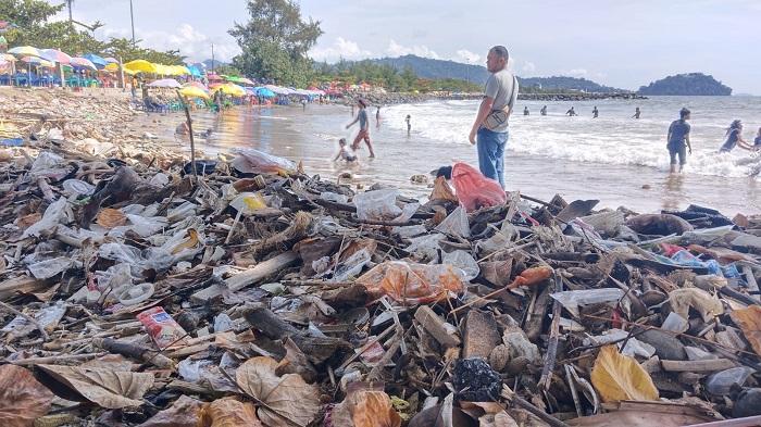 Awal-Tahun-2023-Pantai-Padang-Dipadati-Pengunjung-dan-Sampah.jpg