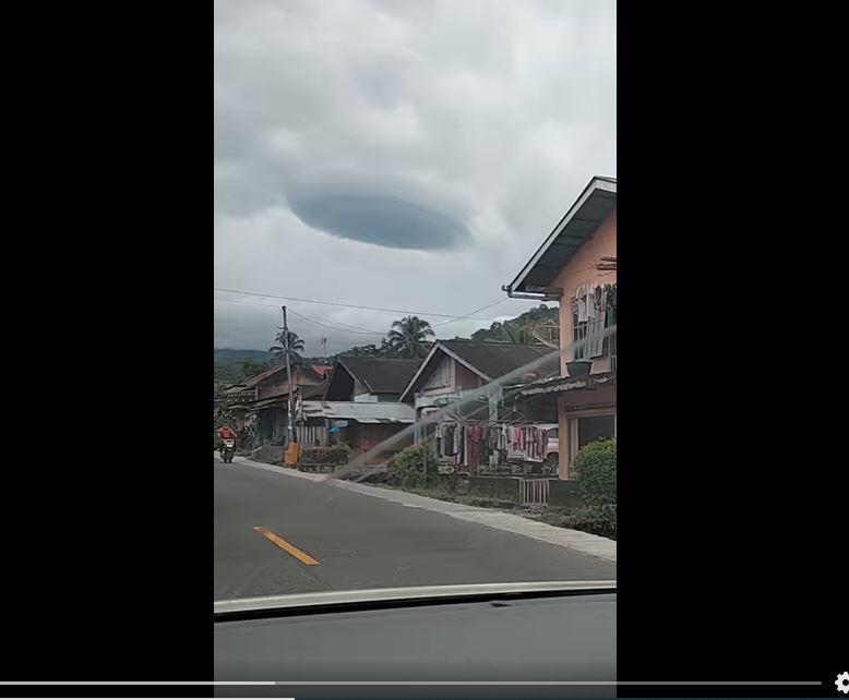 Awan seperti Piringan UFO Terlihat di Langit Sumatera Barat, Terekam Jelang Lembah Anai Kamis Sore