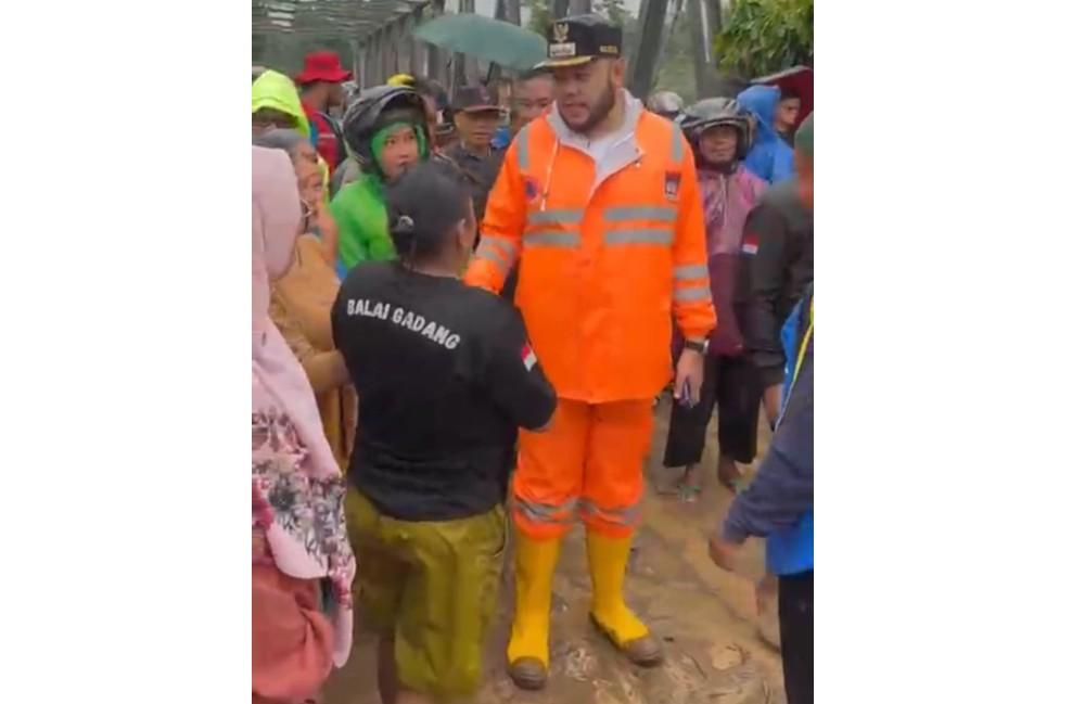 BANJIR-Wali-Kota-Padang-Fadly-Amran-271125.jpg