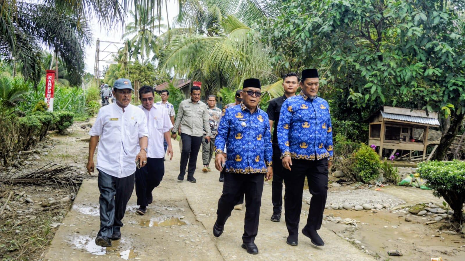 BANTUAN-Bupati-Pasaman-Barat-Yulianto-bersama-Wakil-Bupati-M-Ihpan.jpg