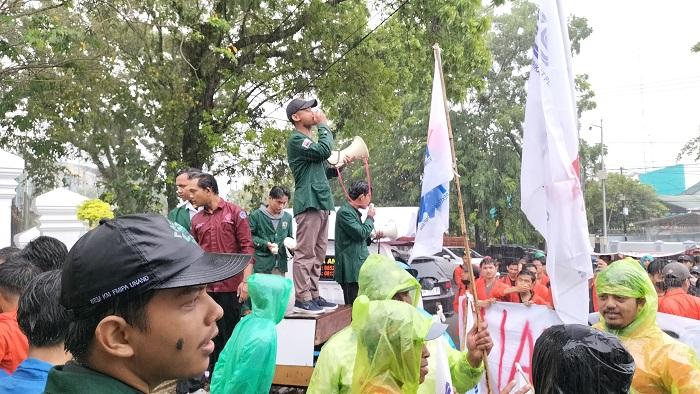 BEM-SB-Demo-ke-DPRD-Sumbar-Sampaikan-4-Tuntutan-Soal-UU-Cipta-Kerja.jpg