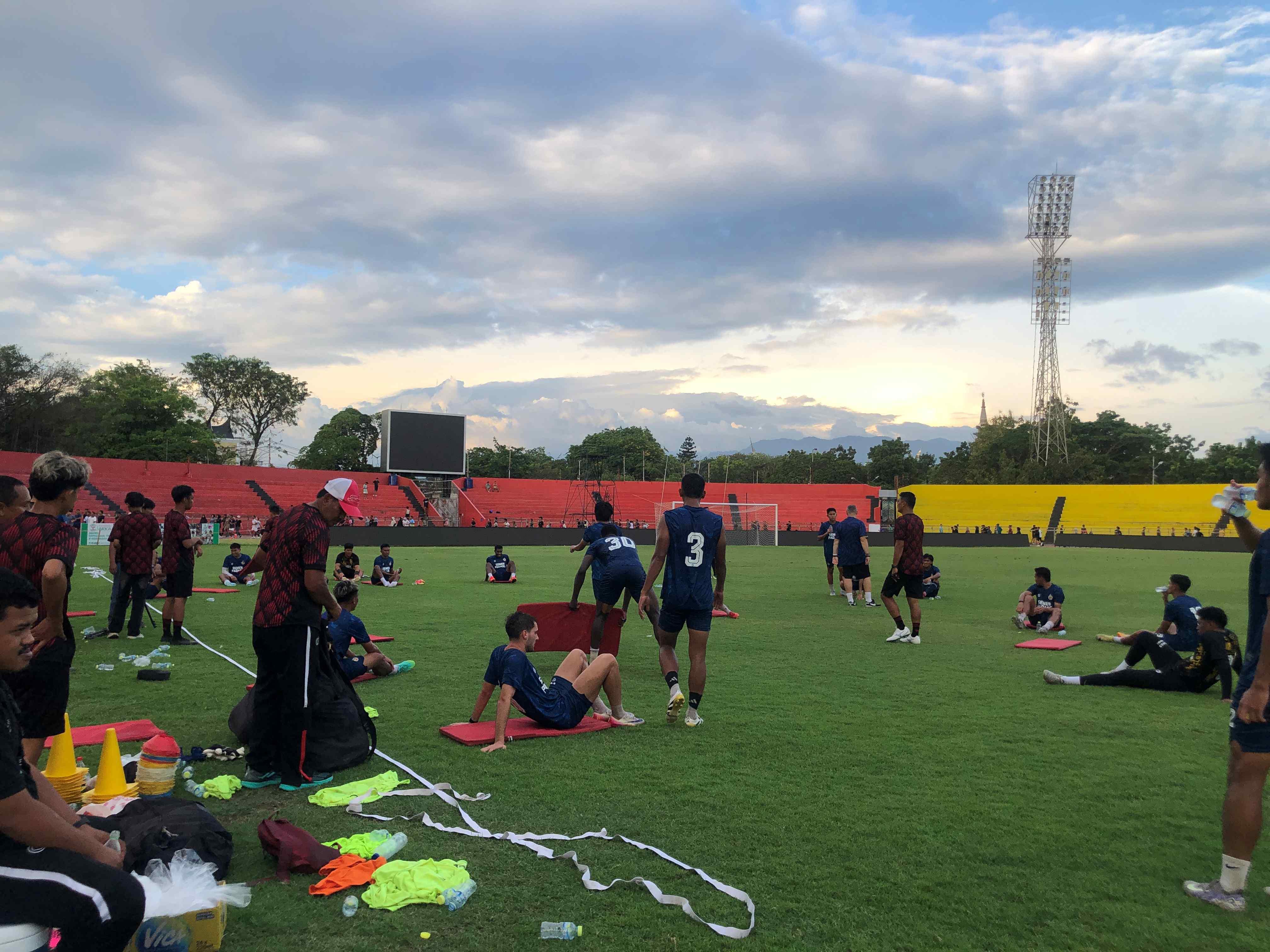 BERLATIH-Pemain-Semen-Padang-FC-berlatih-jelang-3.jpg