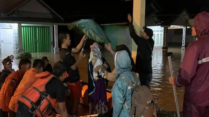 BPBD-Padang-Pariaman-mengevakuasi-masyarakat.jpg