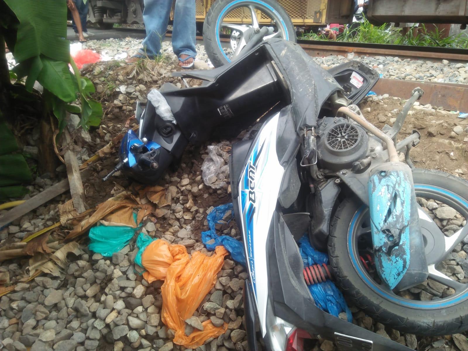BREAKING-NEWS-Kecelakaan-Kereta-Api-Vs-Motor-di-Lubuk-Begalung-Padang-Darah-Terlihat-di-Rel.jpg