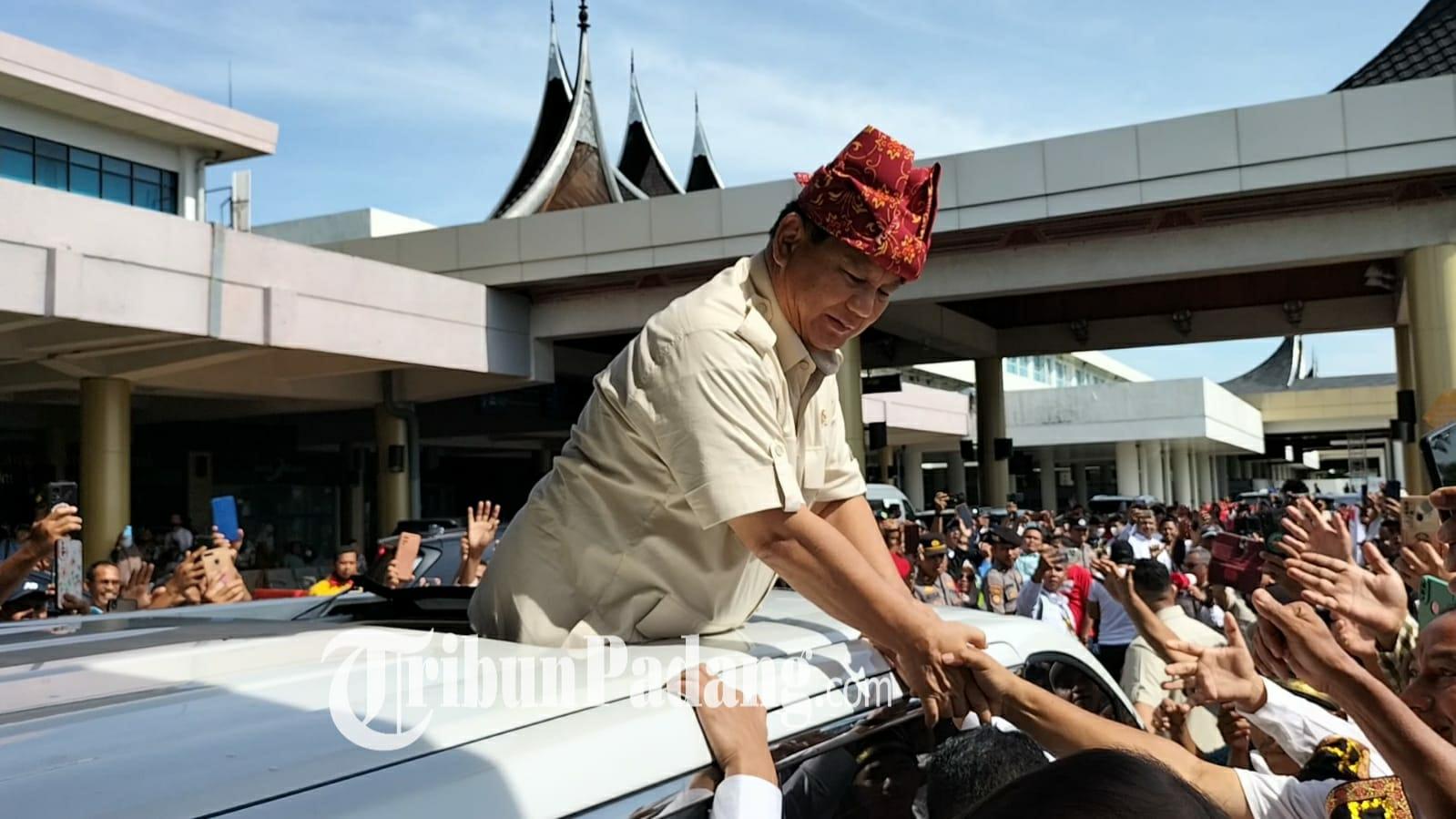 BREAKING-NEWS-Menhan-Prabowo-Subianto-Tiba-di-Bandara-Internasional-Minangkabau-Sumatera-Barat.jpg