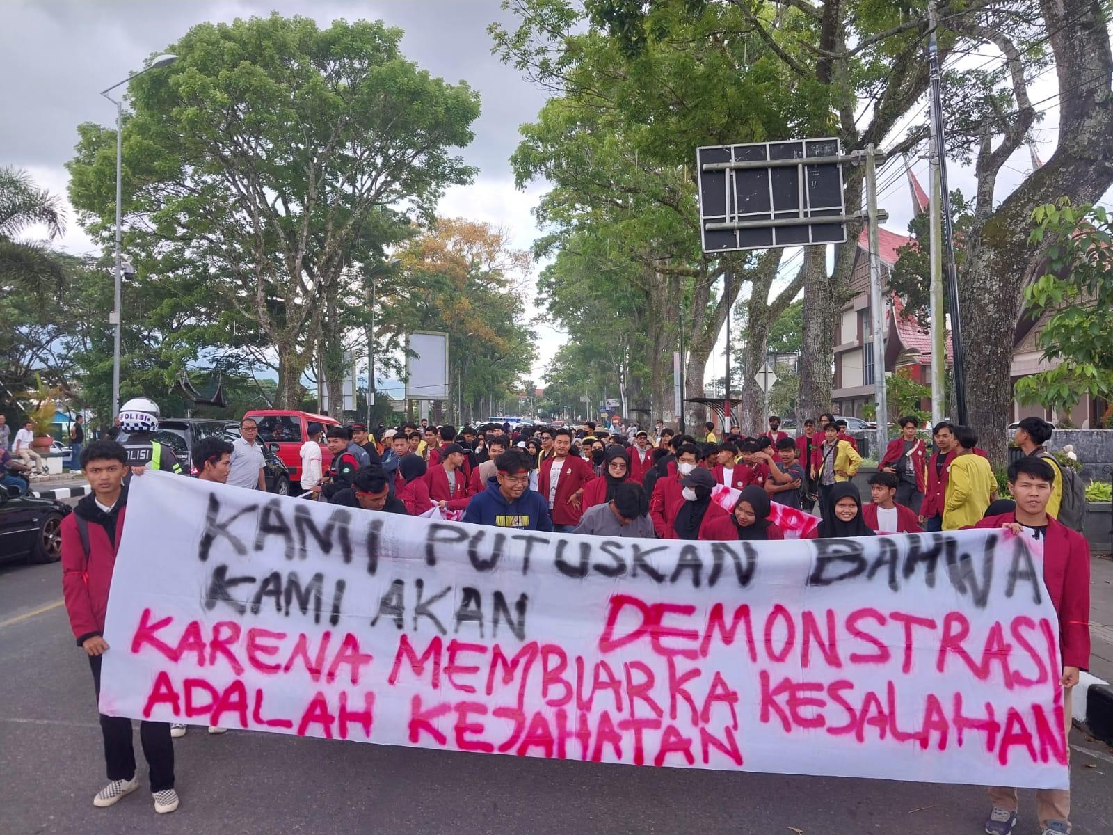 BREAKING-NEWS-Tolak-UU-Cipta-Kerja-Ratusan-Massa-Aksi-dari-UMSB-dan-UIN-Bukittinggi-Demo.jpg
