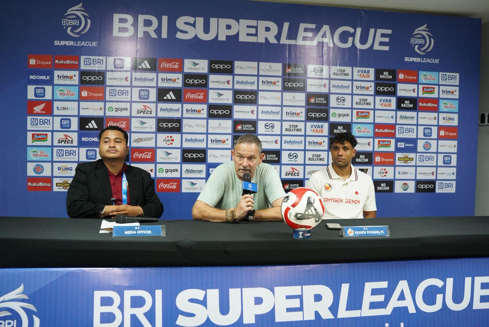BRI-SUPER-LEAGUE-Pelatih-Semen-Padang-FC-Dejan-Antonic-ts026-di-Giasbak-kedua.jpg