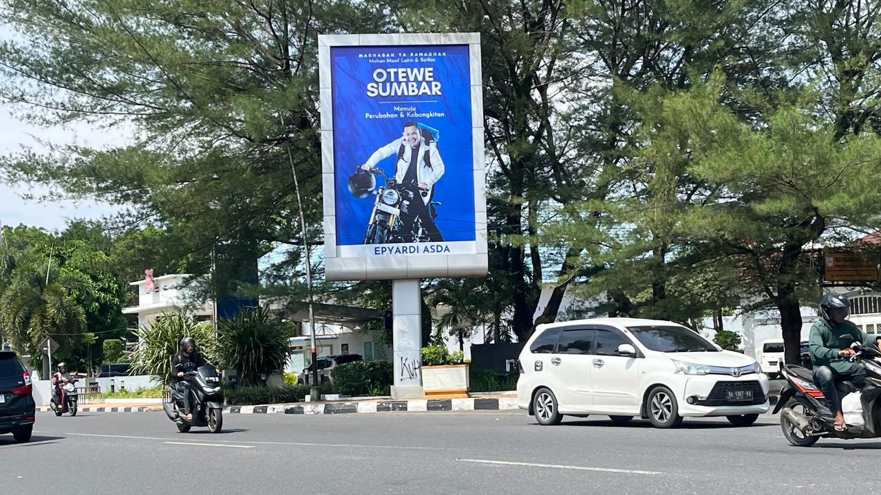 Baliho-Otewe-Sumbar-Epyardi-Asda-terpajang-di-Jalan-Sudirman-Kota-Padang.jpg