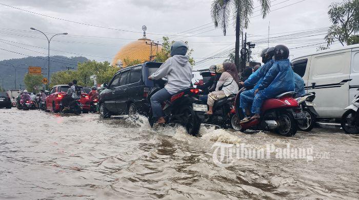 4 Berita Populer Padang: Banjir Rendam Ruas Jalan di Lubeg hingga Penertiban PKL