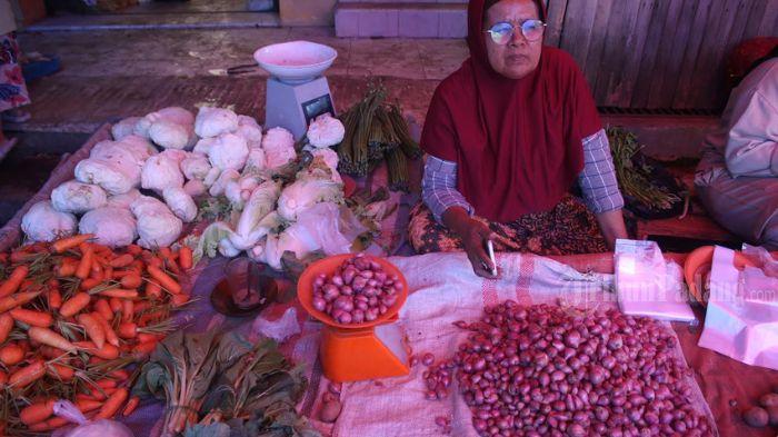 Harga Bawang Merah dan Tomat Kompak Turun di Pasar Sijunjung Sumbar