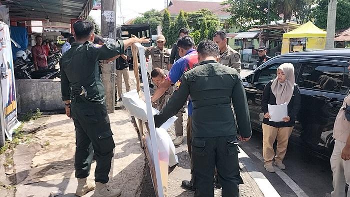 Bawaslu-Pariaman-bersama-Satpol-PP-melakukan-penertiban-alat-pera.jpg
