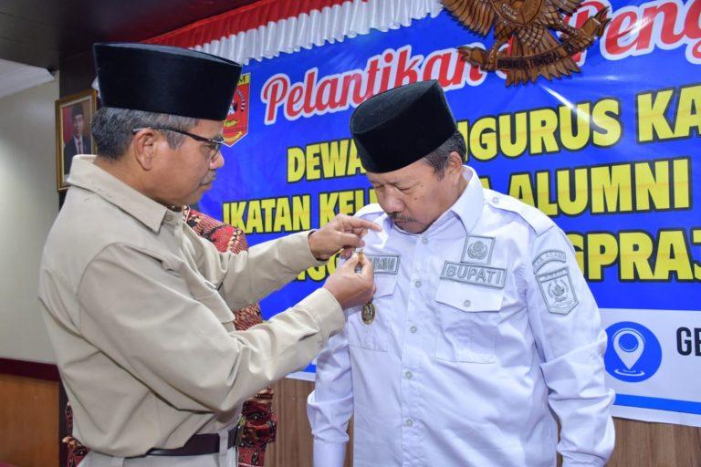 Bupati-Agam-Terima-Pin-Kehormatan-Purna-Praja-dari-DPP-IKAPTK-Sumbar.jpg