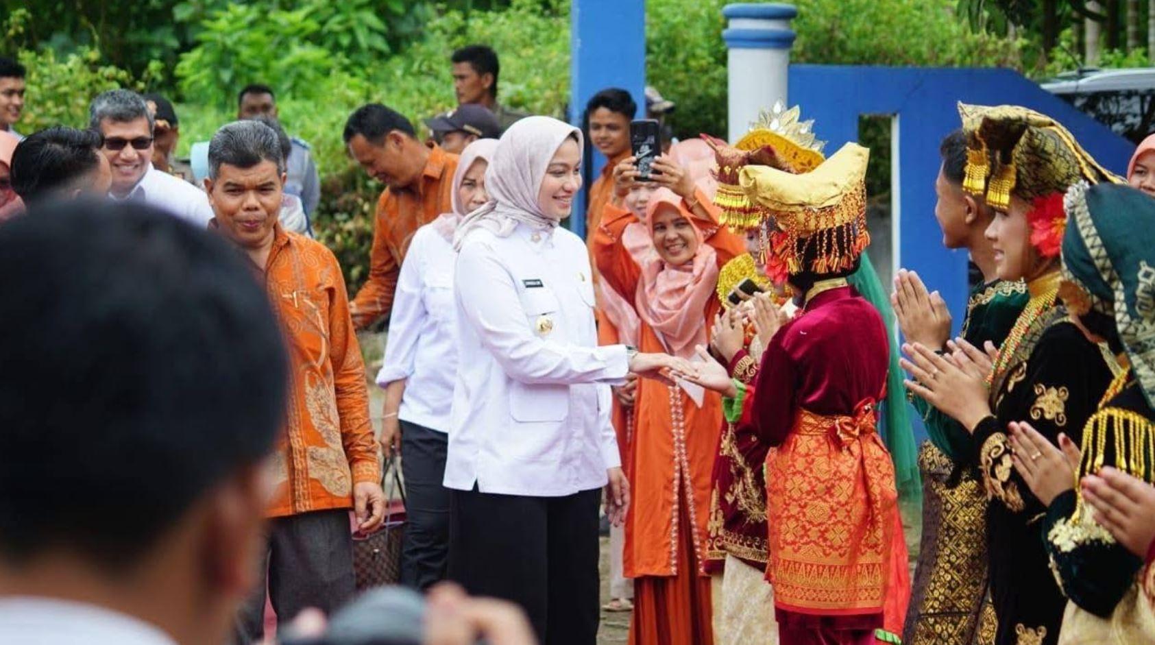 Bupati-Dharmasraya-Annisa-Suci-Ramadhani-hadir-membuka-Panggung-Ekspresi-III.jpg