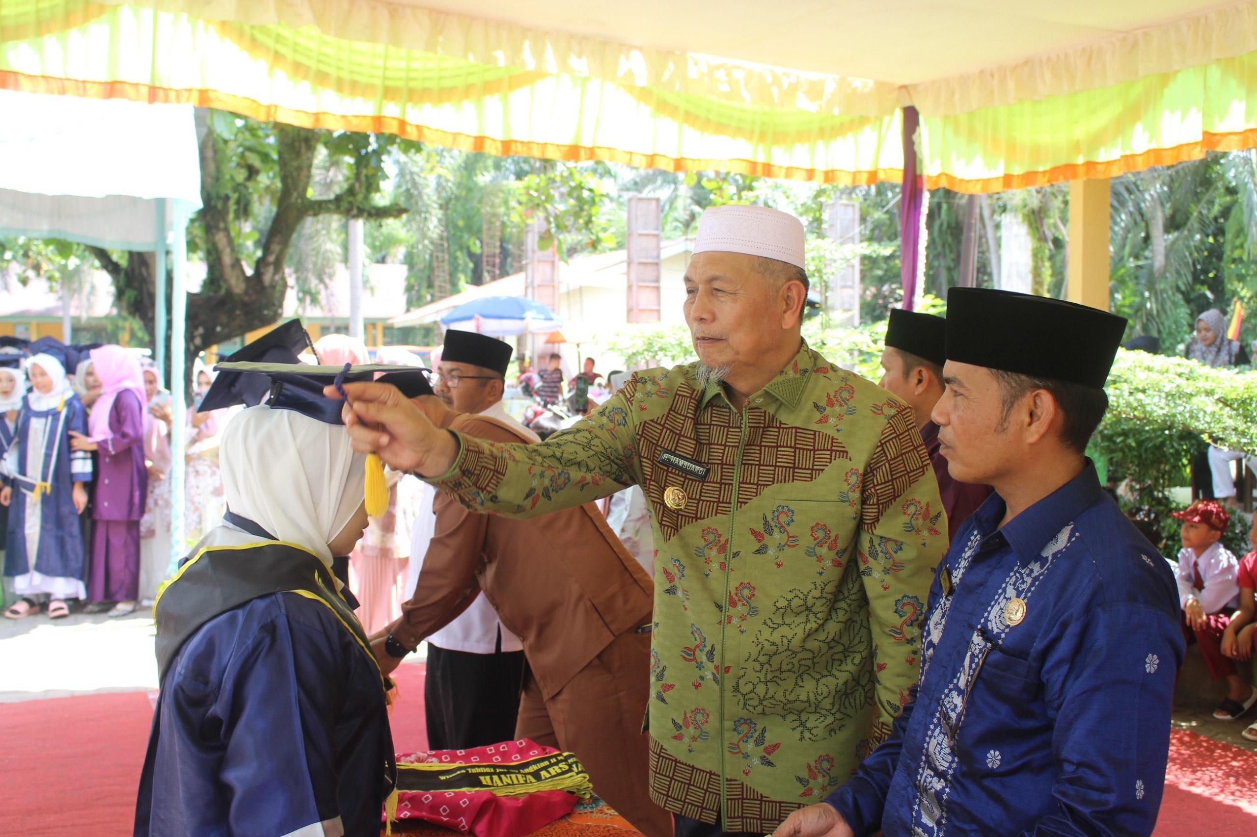 Bupati-Hamsuardi-Saat-Memindahkan-Toga-Peserta-Wisuda-Tahfiz.jpg
