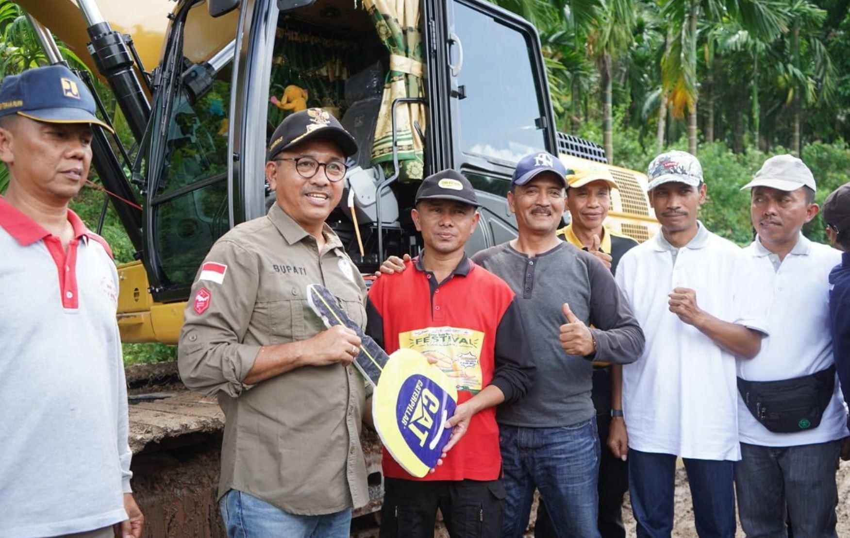 Bupati-Solok-Selatan-Khairunas-menyerahkan-secara-simbolis-alat-berat.jpg