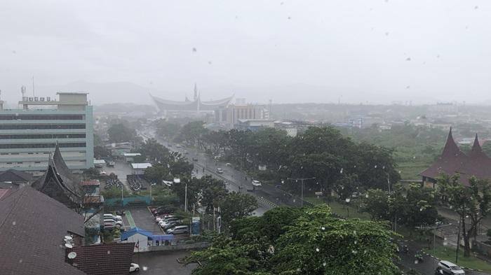 CUACA-PADANG-Hujan-melanda-kawasan-Jalan-Khatib-Sulaiman.jpg