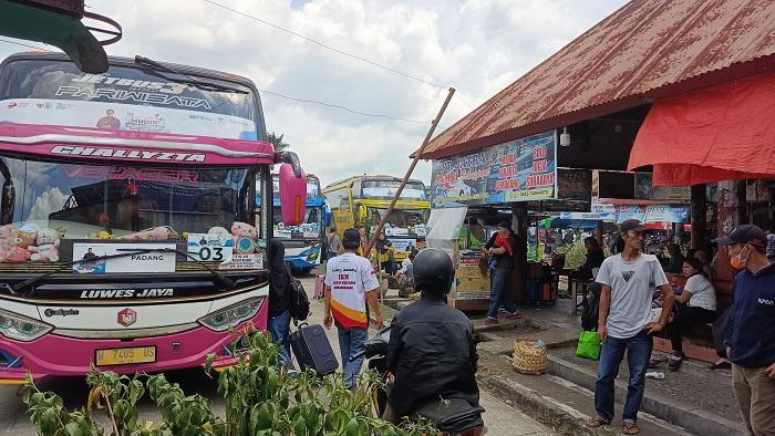 Caption-Suasana-para-pemudik-yang-baru-tiba-di-Terminal-Bareh-Solok-pada-Selasa.jpg