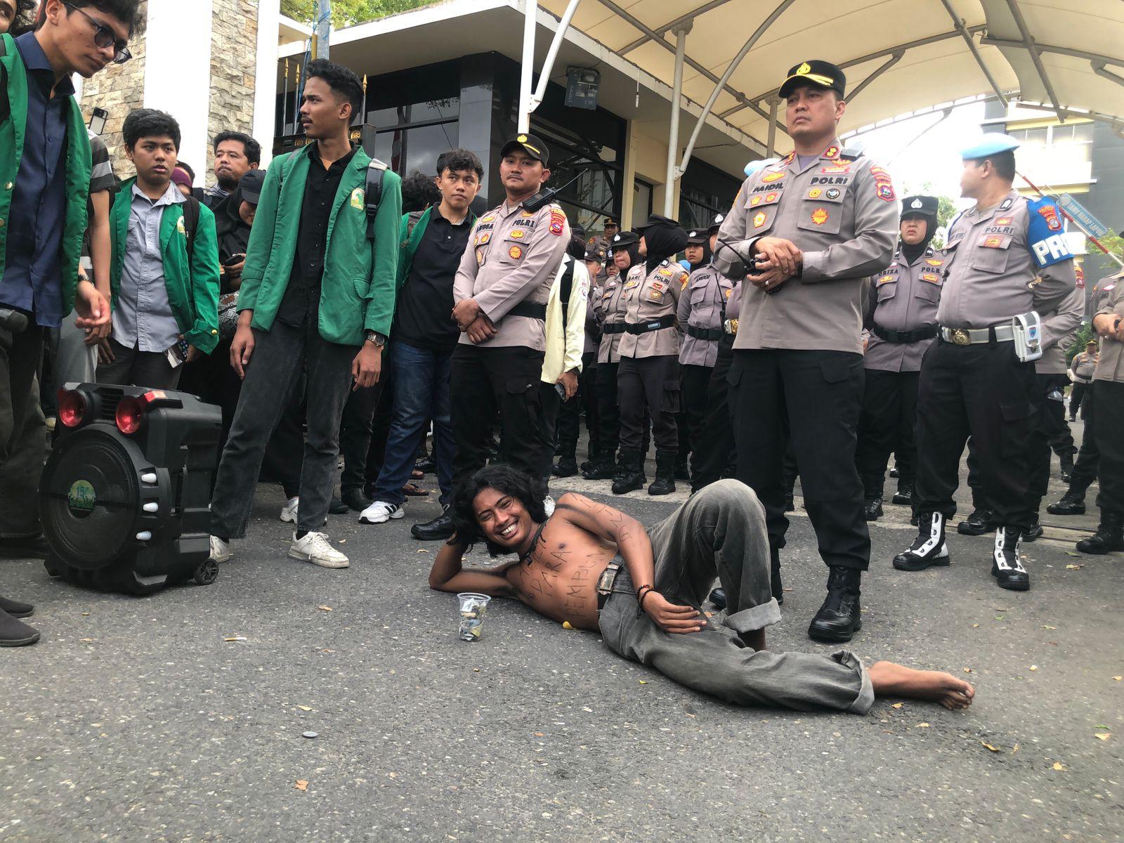 DEMO-POLDA-SUMBAR-Aksi-salah-diri-dari-kelomdmbad-mengusut-tuntd.jpg<pf>DEMO-POLDA-SUMBAR-Ratusan-orang-yang-terdiri-dari-fn-serf-Baratfg-masing.jpg<pf>DEMO-POLDA-SUMBAR-Aksi-sadt-298dgusut-tuntd.jpg<pf>DEMO-POLDA-SUMBAR-Masdadhasiswa-organisasi-keped.jpg<pf>menuntut-agar-aparat-penegak-hukum-mengusut-tuntadd.jpg<pf>DEMO-POLDdisdera-Barat-Sumbar-Jumat-2982025-Paddg-masing.jpg<pf>DEMO-POLDA-SUMBAR-Ratusan-orang-yang-terdding-masing.jpg<pf>Para-ojol-terlihat-medentara-mdnidng.jpg<pf>DEMO-POLDA-SUM