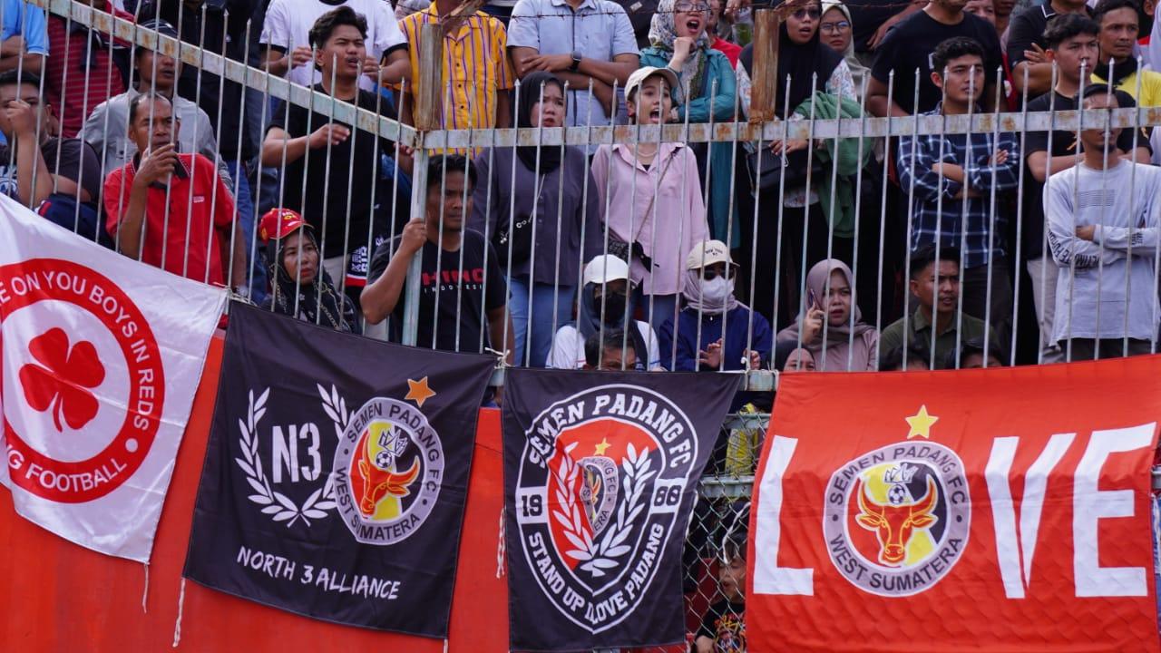 DUKUNG-Suporter-Semen-Padang-FC.jpg