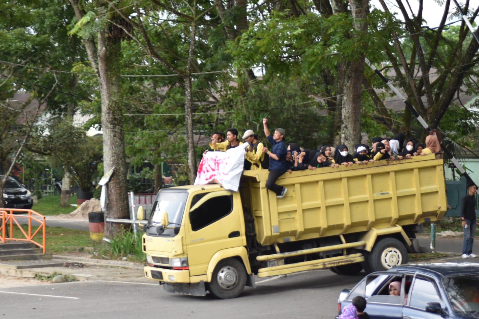 Datang Pakai Truk, Massa Aksi Tolak UU Cipta Kerja Berkumpul di Lapangan Kantin Bukittinggi