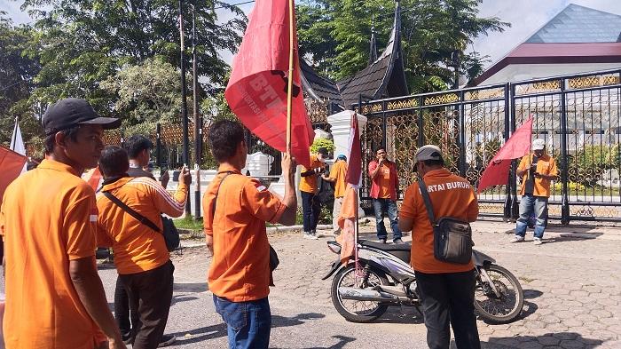 Datangi-Gedung-DPRD-Sumbar-Massa-Partai-Buruh-Sampaikan-Sejumlah-Tuntutan.jpg