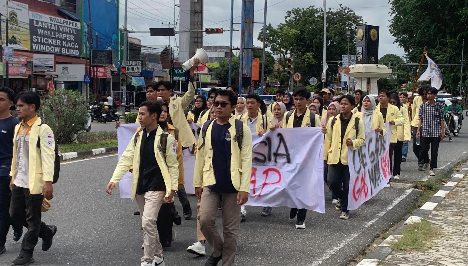 Mahasiswa Sumbar Kritik Kinerja Pemerintah di 100 Hari Pertama Lewat Aksi Damai di DPRD