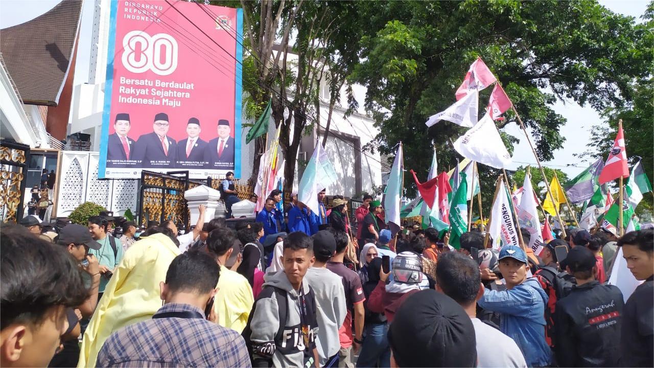 Demo-di-Kantor-DPRD-Sumbar-3-192025.jpg
