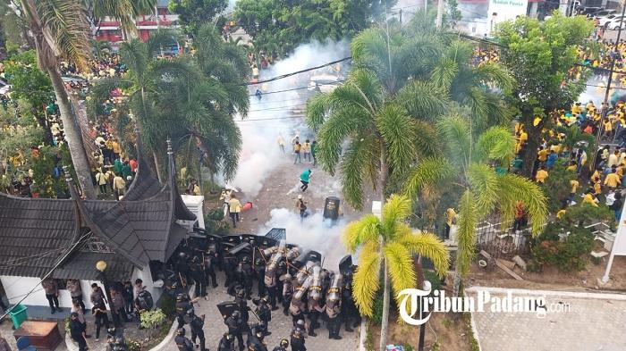 Demo-di-Kantor-DPRD-Sumbar-Pecah-Polisi-Tembakkan-Gas-Air-Mata.jpg