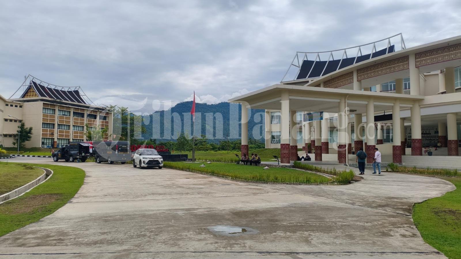 Demo-kematian-pengamen-di-Kantor-Balai-Kota-Padang-1542026.jpg
