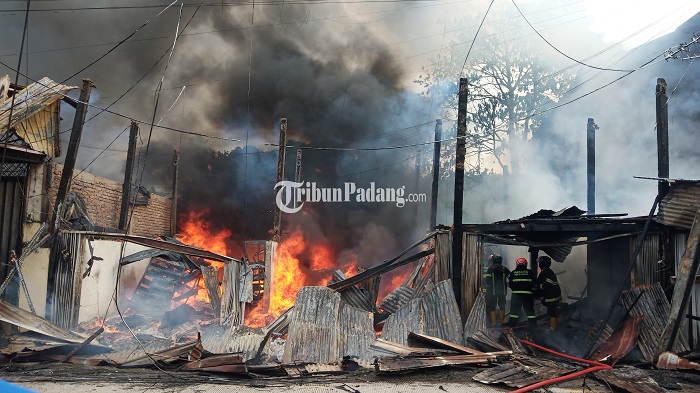 Sebab Kios di depan Pasar Bandar Buat Terbakar, Tim Damkar Padang Duga Akibat, Hubungan Arus Pendek
