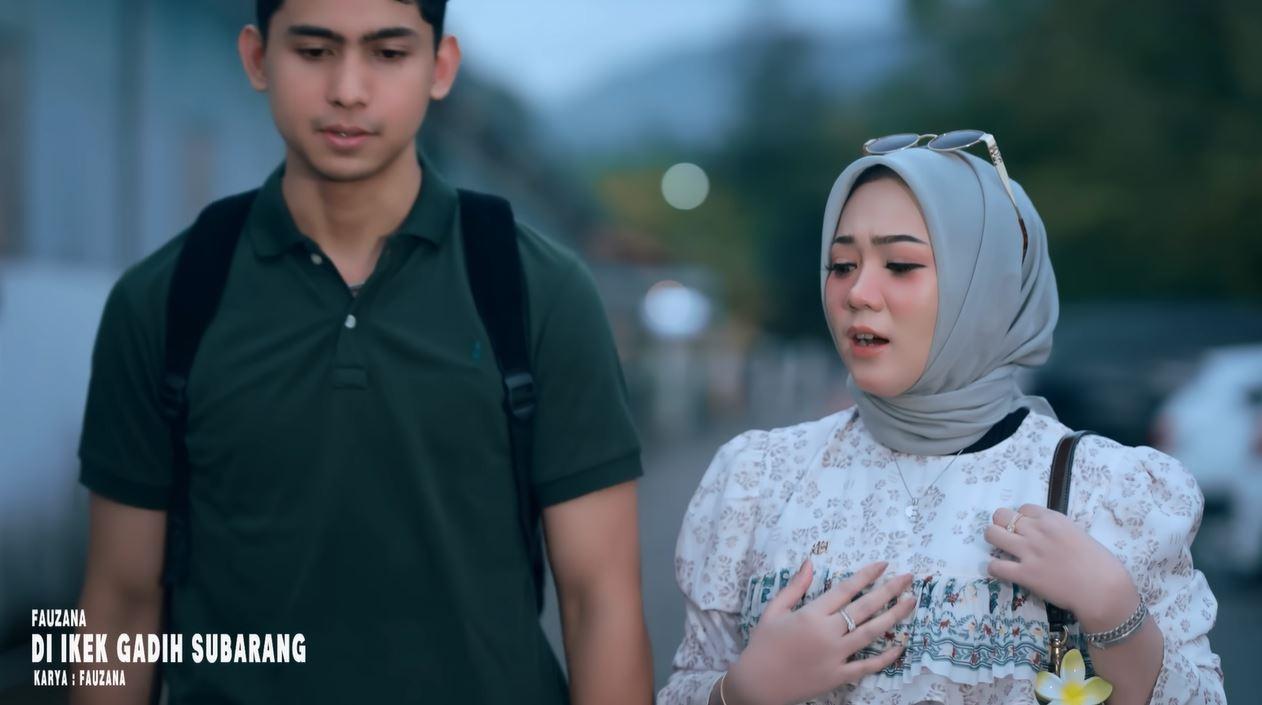 Di-Ikek-Gadih-Subarang-yang-dinyanyikan-oleh-Fauzana.jpg