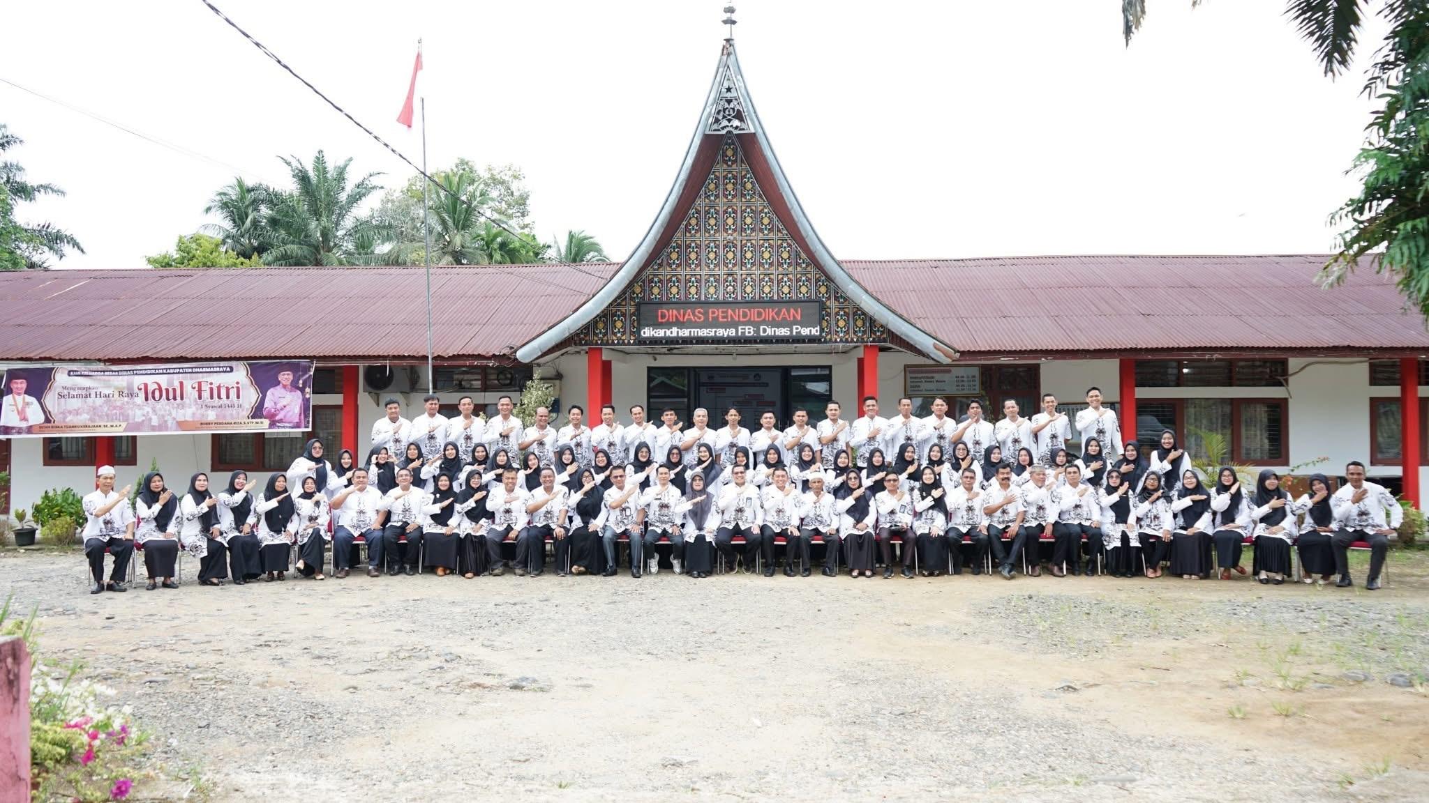 Seragam Gratis Tepat Sasaran di Dharmasraya Tak Terdampak Efisiensi Anggaran