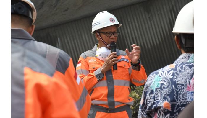 Direktur-Operasi-PT-Semen-Padang-Indrieffouny-Indra-memberikan-arahan-kepa.jpg