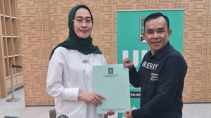 Dodi-Hendra-terima-SK-dari-PKB-maju-di-Pilkada-Tanah-Datar.jpg
