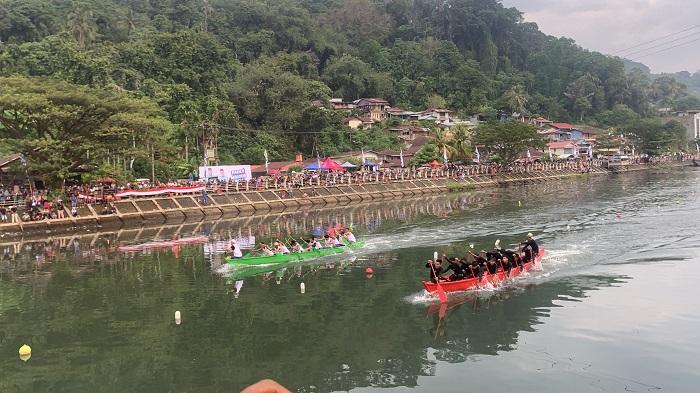 Lomba Selaju Sampan Semarakkan HUT RI Ke-79 di Sungai Batang Arau Padang, Berlangsung 4 Hari
