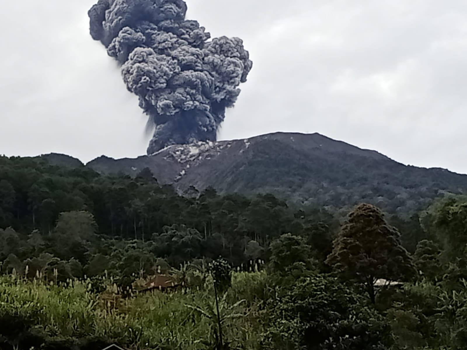 ERUPSI-GUNUNG-MARAPsan-tercatat-terjadi-sekira-p-atas-puncak.jpg