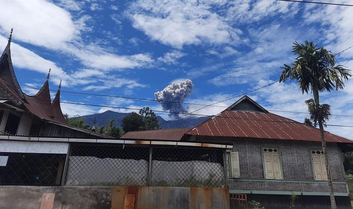 BREAKING NEWS: Gunung Marapi Sumbar Erupsi Rabu Siang, Abu Vulkanik Meluncur Setinggi 800 Meter