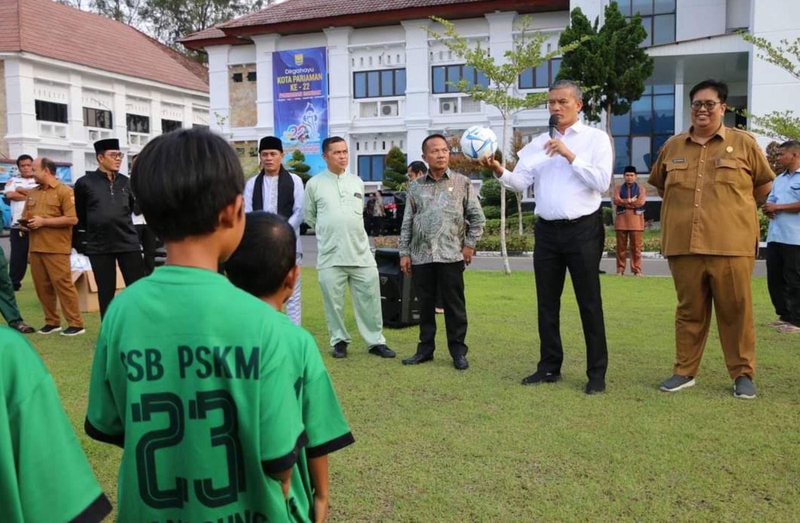Enam-Sekolah-Sepak-Bola-SSB-yang-ada-di-Kota-Pariaman-mendapatkan-bantuan.jpg