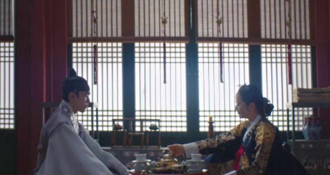 Ending Under the Queen's Umbrella Episode 9, Pangeran Sim-so Lakukan Percobaan Bunuh Diri