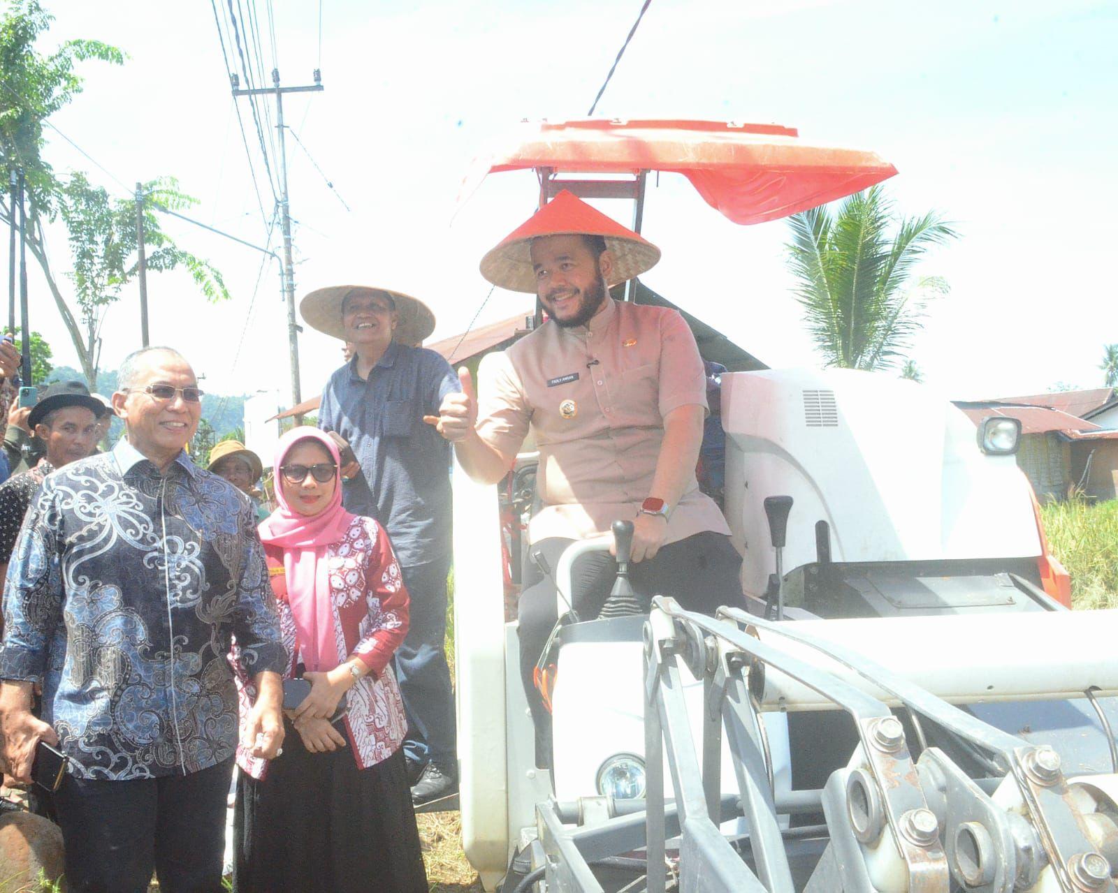 Kolaborasi Pemko, DPRD, dan PT Semen Padang, Fadly Amran Bagikan 56 Alat Semprot ke Petani