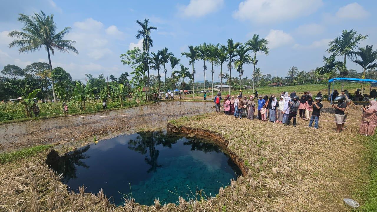 Fenomena-alam-berupa-lubang-misterius-atau-sinkhole.jpg