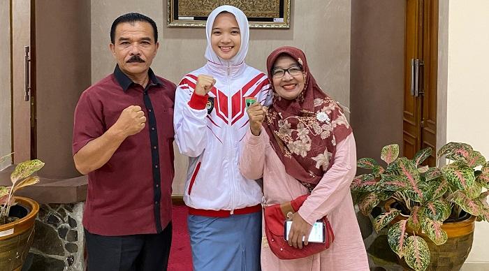 Foto-Maulia-bersama-kedua-orang-tuanya.jpg