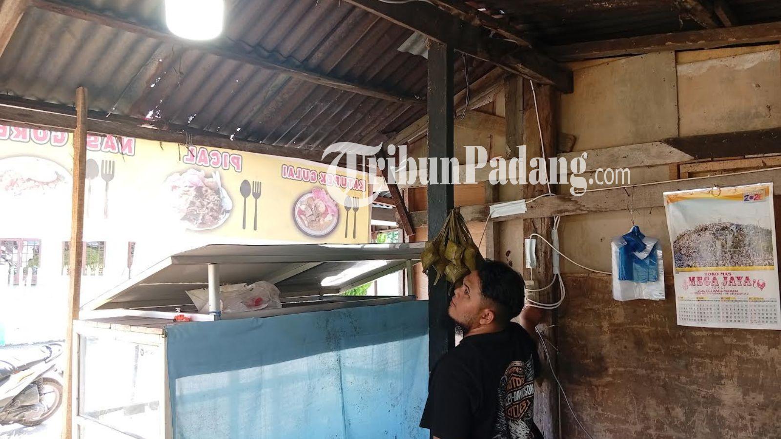 GANGGUAN-LISTRIK-Seorang-warga-menunjukkan-lampu.jpg
