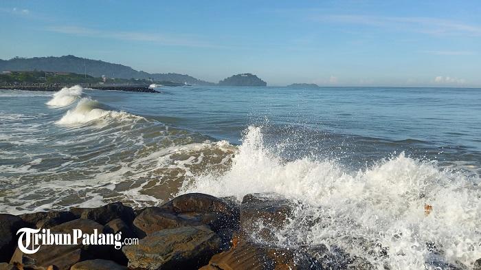 Gelombang-tinggi-di-kawasan-Pantai-Puruih.jpg