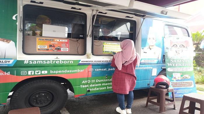 Gerai-Samsat-Padang-di-Pelataran-Parkir-Transmart-Padang-Sabtu-2852022.jpg