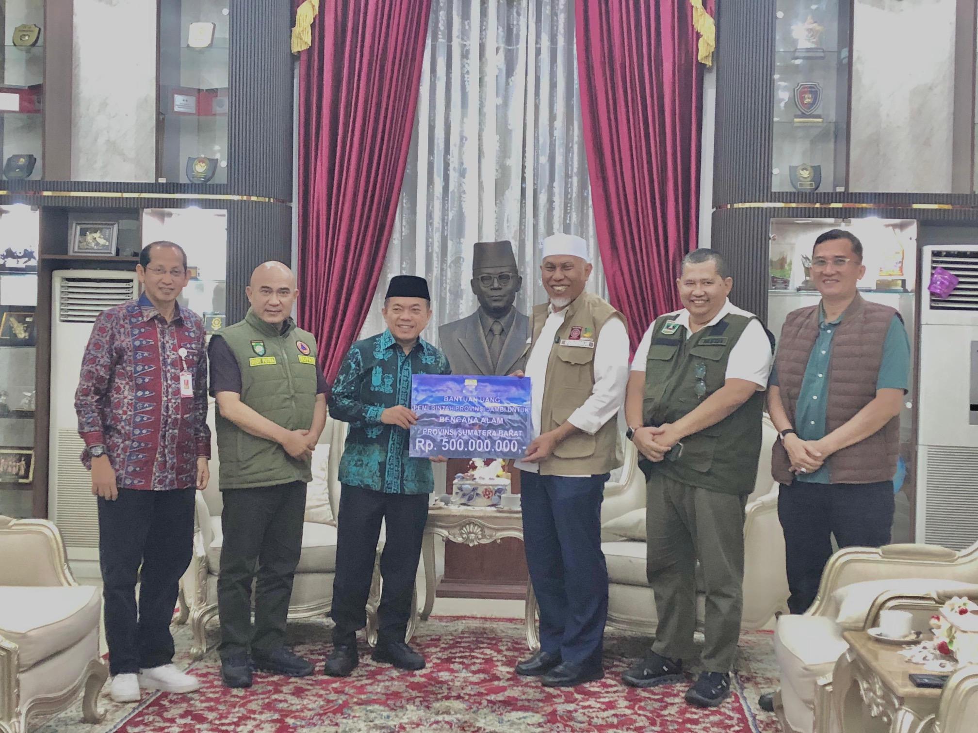 Gubernur Mahyeldi Terima Bantuan Jambi Rp500 Juta dan 10 Ton Beras untuk Tanggap Darurat Sumbar